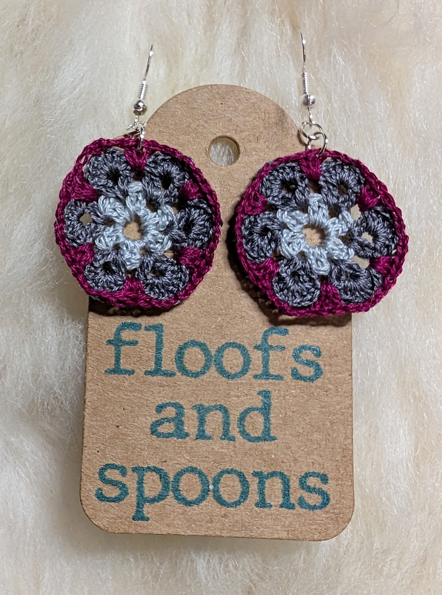 Light grey, dark grey, magenta (xs)