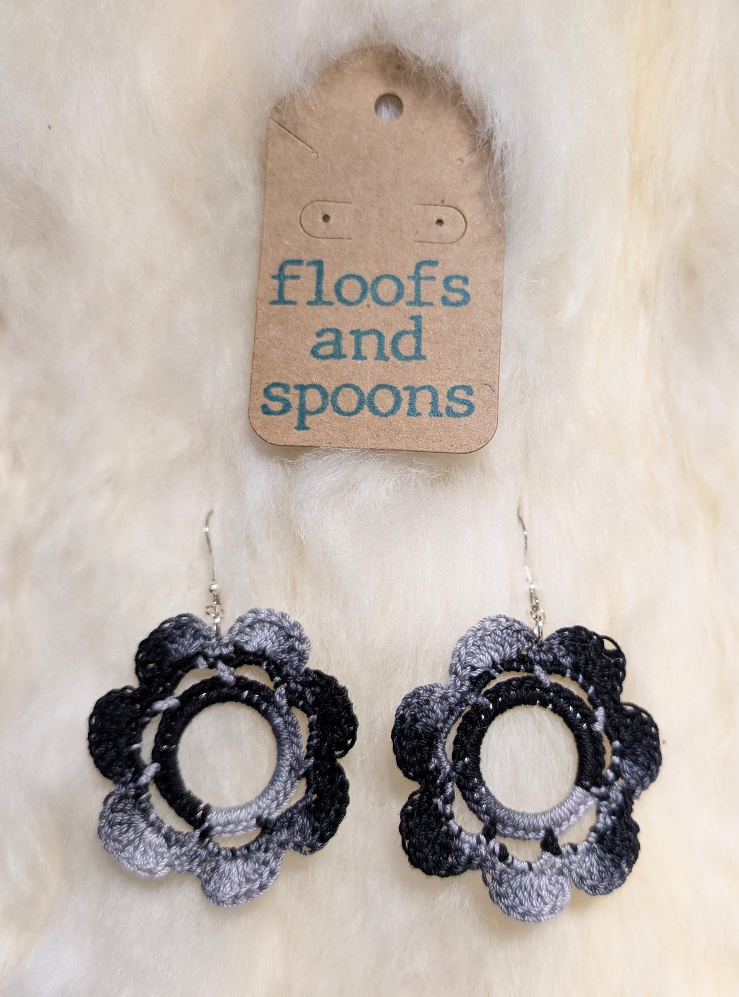 Multicolor black/grey/white hoop flowers (L)