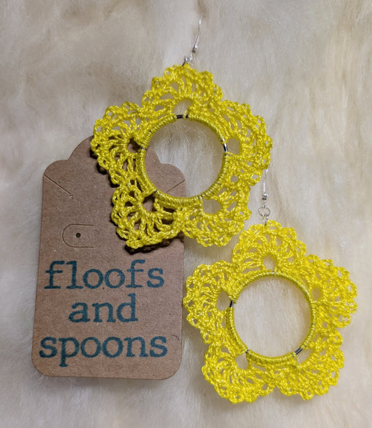 Lacy yellow flowers (L)